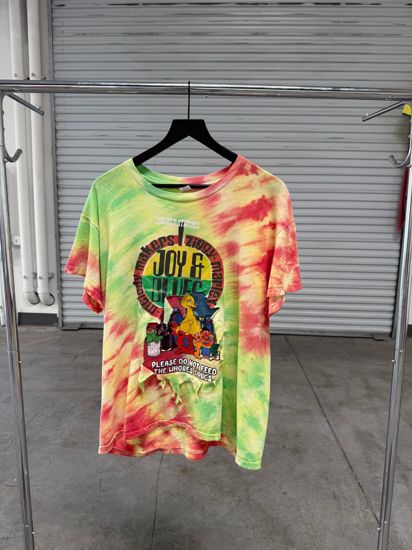 Peeker Tee