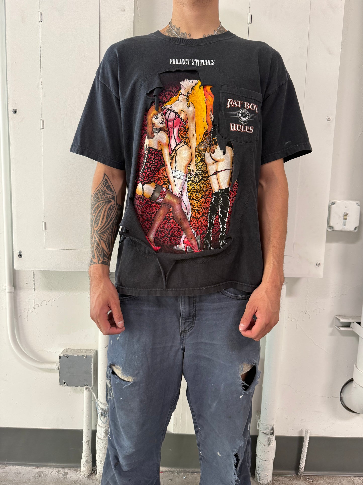 Peeker Tee