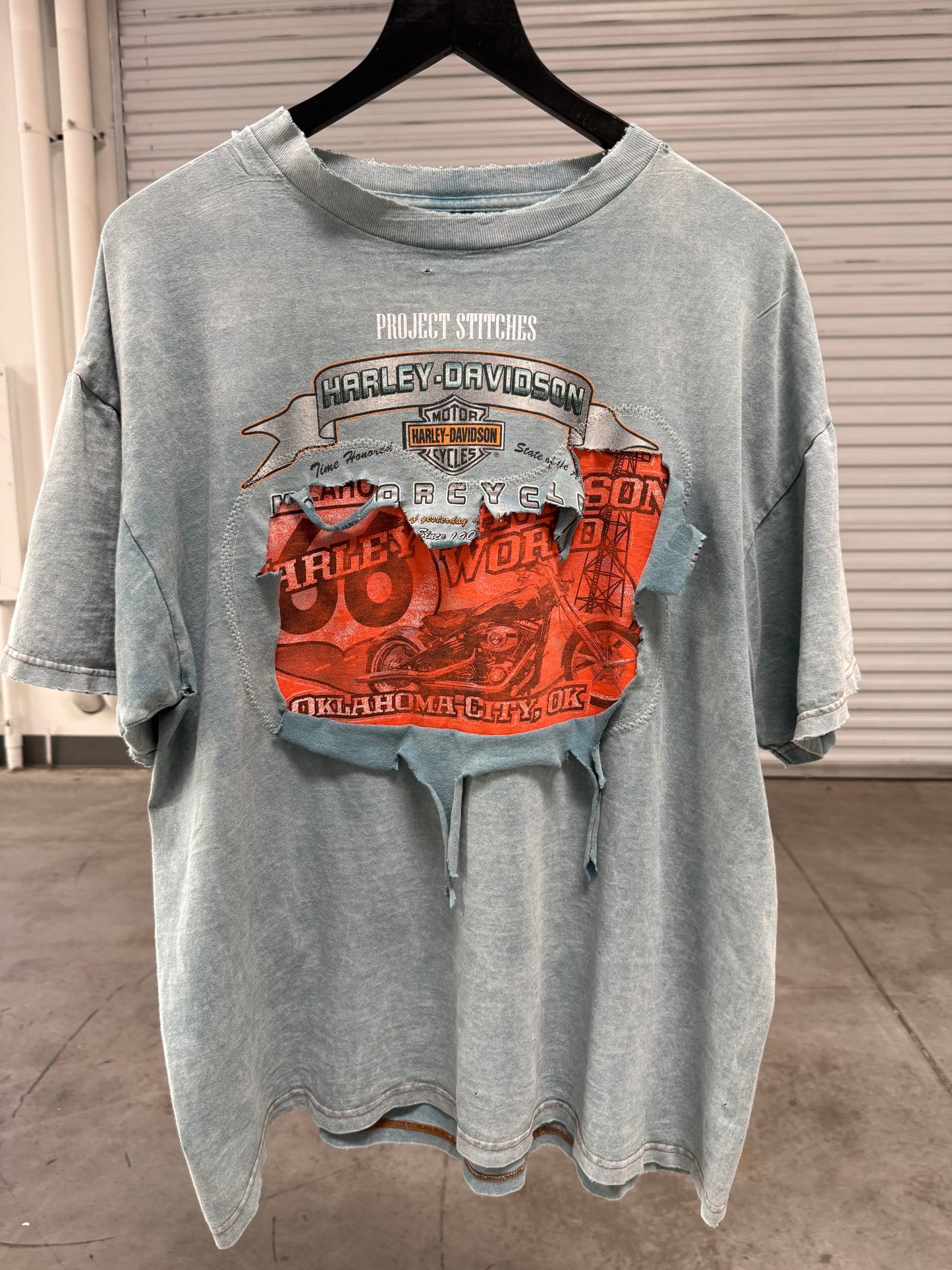 Peeker Tee