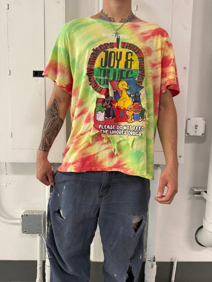 Peeker Tee